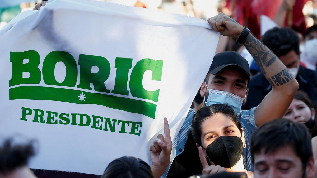 Simpatizantes de Boric celebran su victoria electoral.