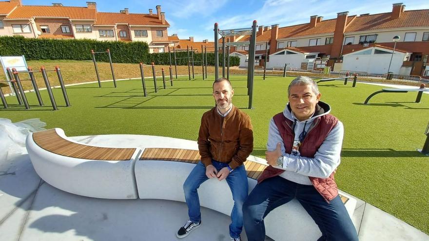 Ángel García, a la izquierda, y Tony Gómez, ayer, en el nuevo parque de ocio juvenil de La Fresneda (Siero). | P. T.