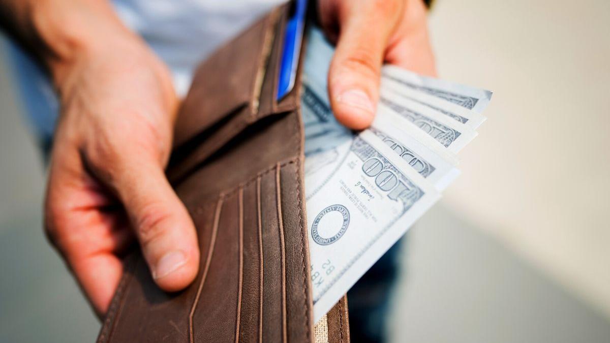 Guardar dinero en casa | Este es el truco de Hacienda para saber si tienes dinero en efectivo en casa