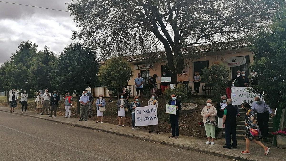 Vecinos de Pozoantiguo se concentran junto al consultorio médico en defensa de la sanidad pública. | M. J. C.