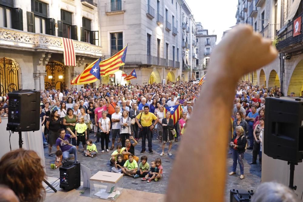 Concentració a favor de la consulta a Girona