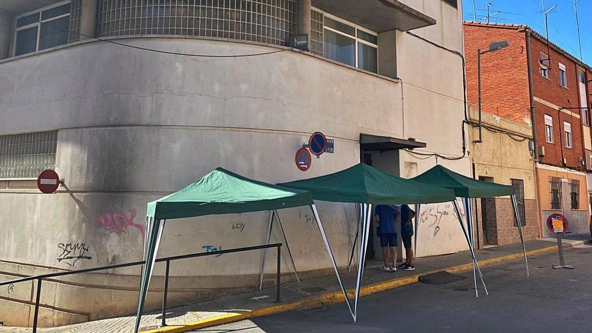 Carpas situadas junto al Centro de salud, q ue sufrieron actos vandálicos.