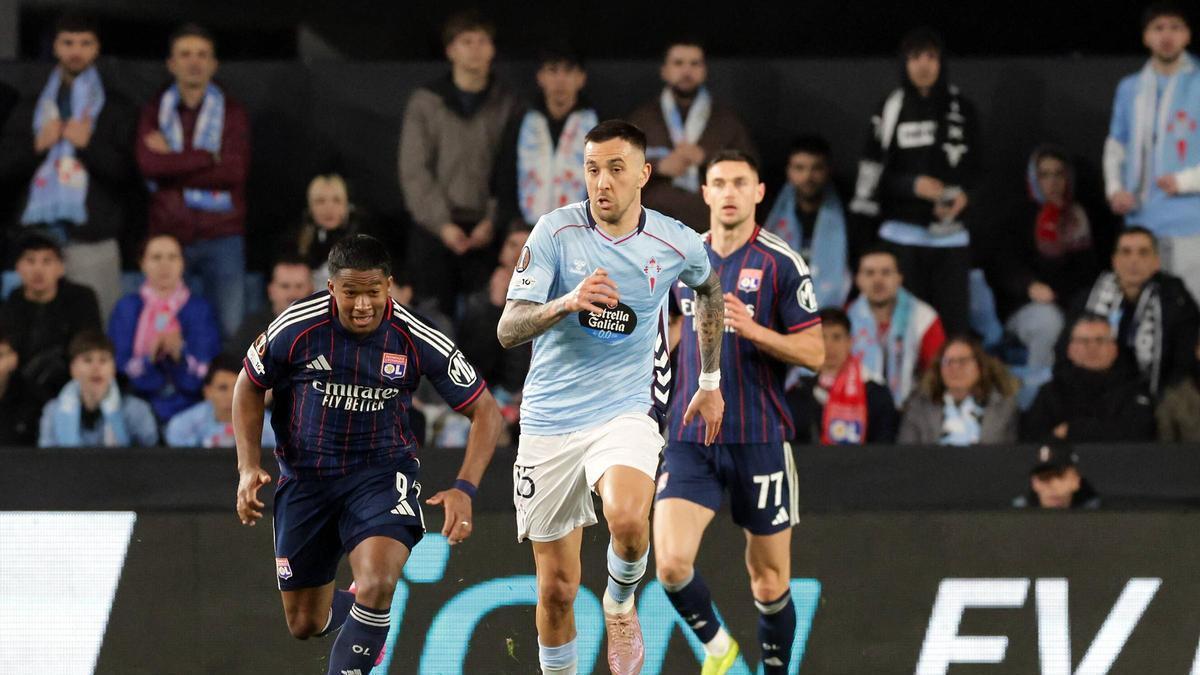 Vecino conduce el balón en el partido contra el Olympique de Lyon ante de lesionarse.