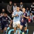 Vecino conduce el balón en el partido contra el Olympique de Lyon ante de lesionarse.