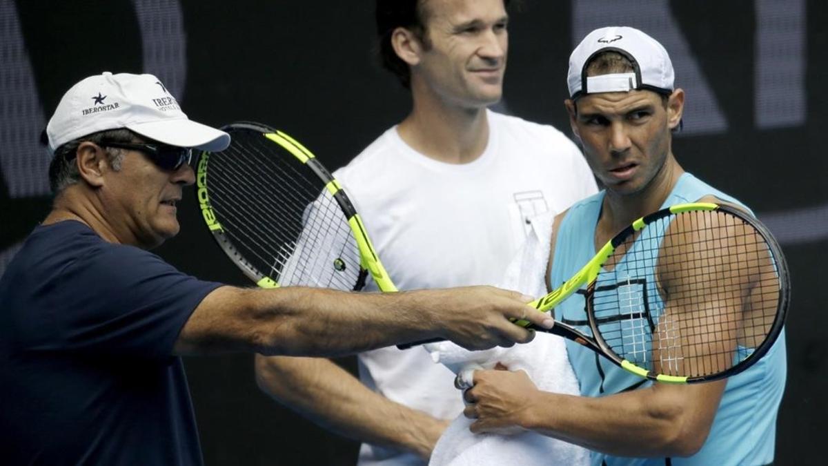 Toni Nadal, a la izquierda, junto a Carlos Costà y Rafael Nadal, en un entrenamiento en el Abierto de Australia.