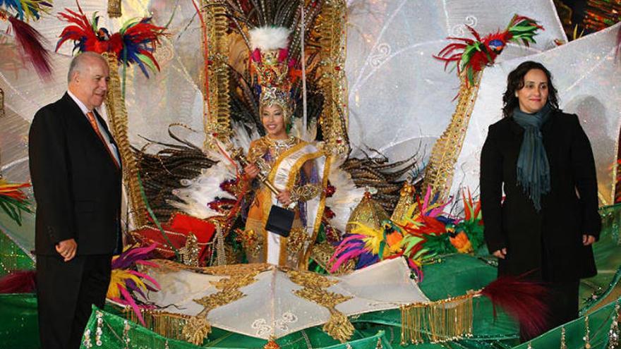 El alcade de La Orotava, Isaac Valencia, la concejala de fiestas y la última reina del carnaval de La Orotava en 2008