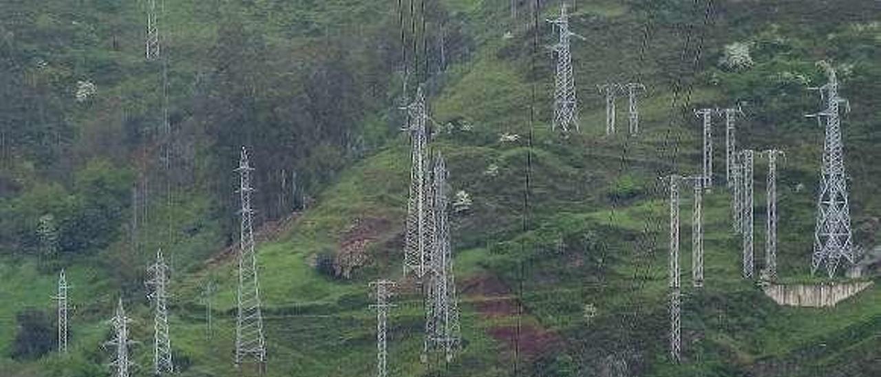 Central eléctrica y torres, en Santa Cruz de Mieres.