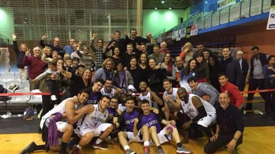 Los aficionados gandienses, con el equipo, anoche celebrando la victoria en Benidorm.