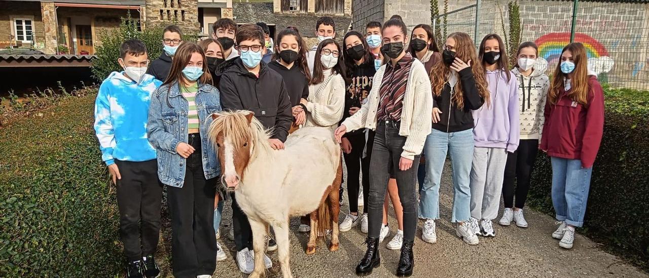 Los estudiantes que participan en el libro, con el poni “Nube” en Iramola. | Reproducción de T. C.