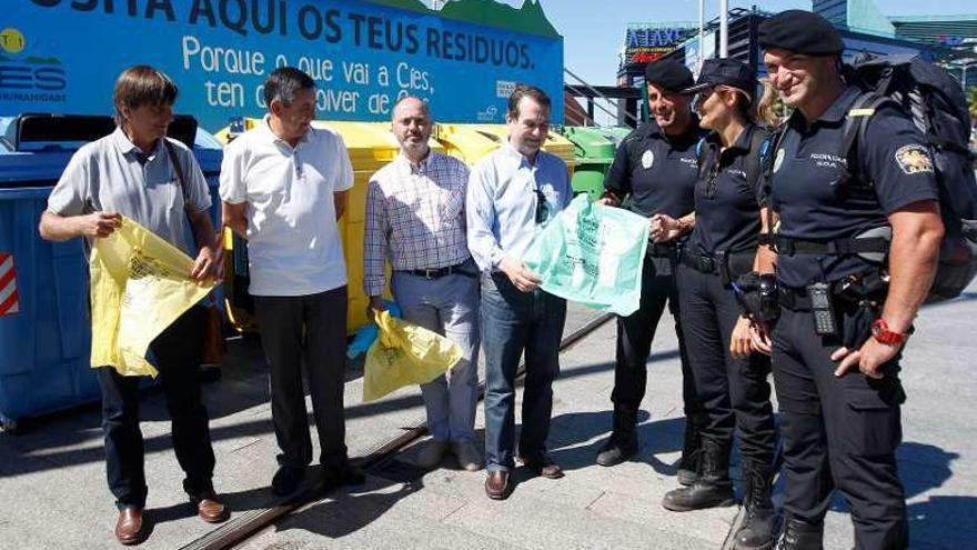 Caballero sostiene las bolsas de reciclaje de la campaña. // R. Grobas