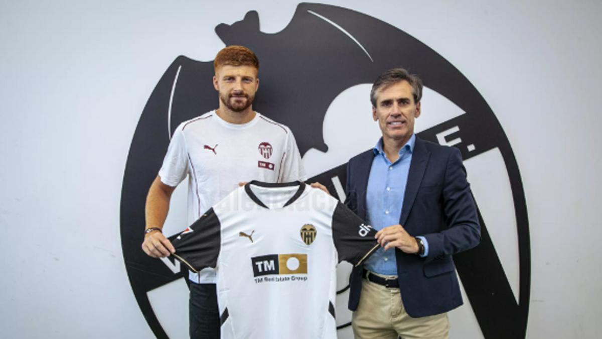 Caufriez junto a Corona en su presentación como fichaje del Valencia CF en 2024