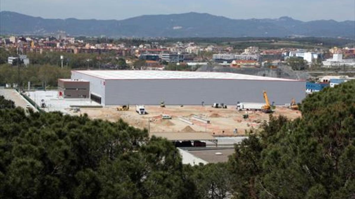 Vista aérea de la nave de Martorelles donde se instalará Amazon.