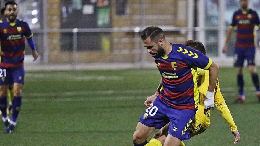 Pere Martínez en una acció contra l&#039;UCAM de Múrcia a la Copa Federació.