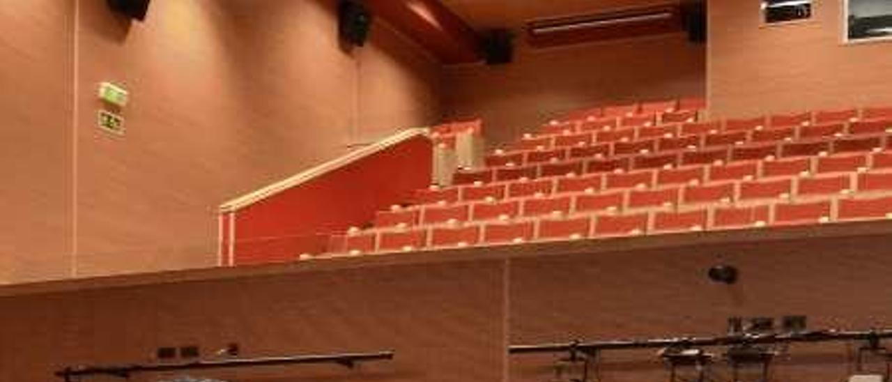 El alcalde, Ignacio García Palacios, ayer, en el auditorio, durante los últimos retoques.