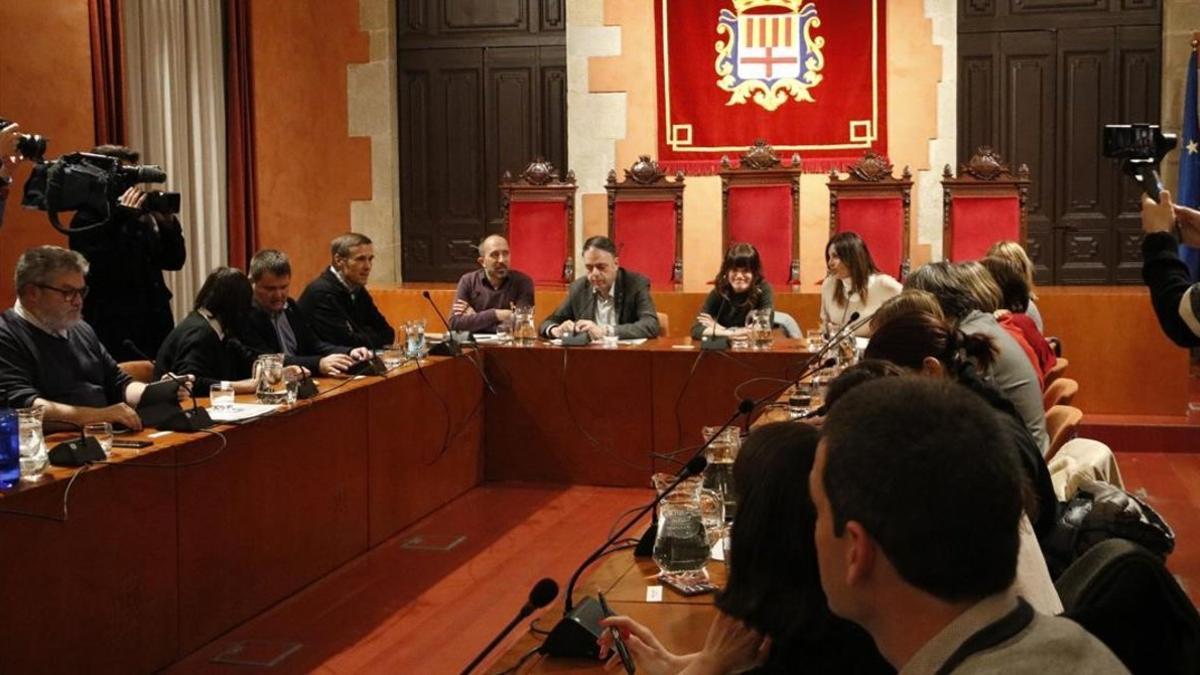 Reunión en el Ayuntamiento de Manresa para abordar los casos de violaciones en la población.