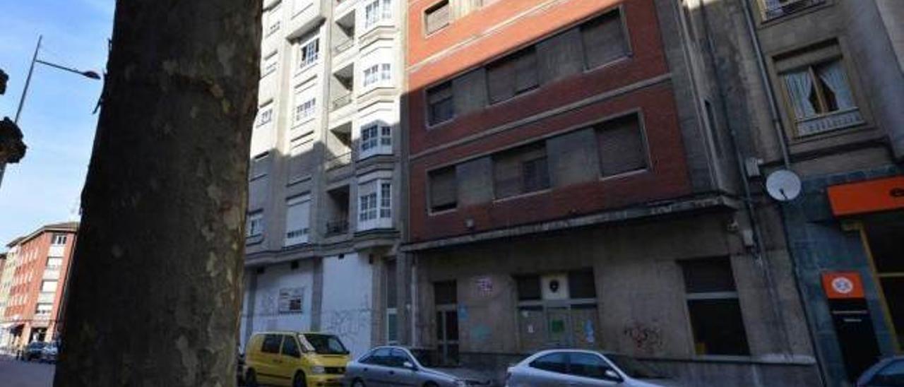 Fachada de un edificio desocupado en la avenida de Asturias, en Mieres.