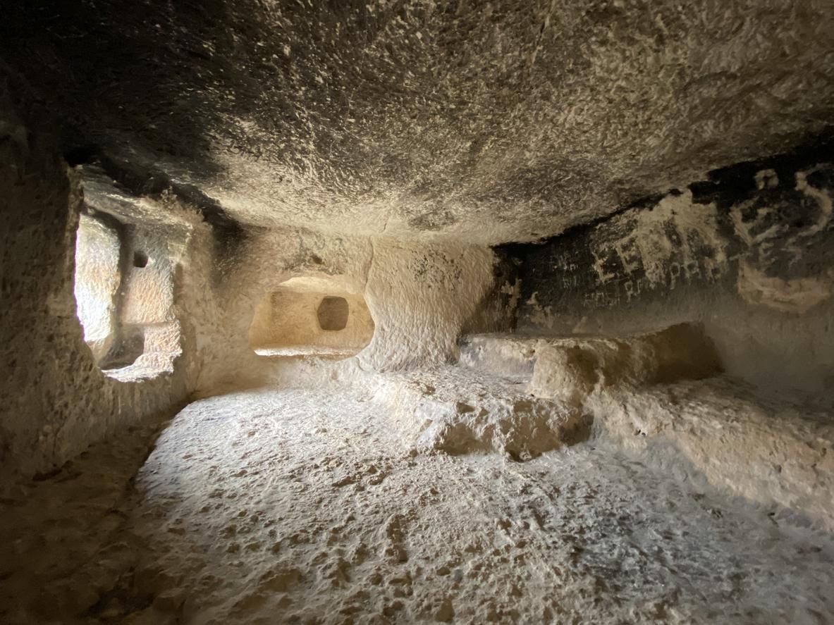 Las covetes dels moros: misterio en la roca.