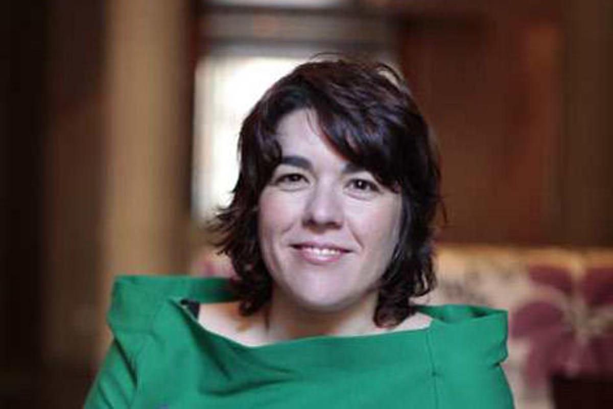 Catalina González Vilar, ayer, con su libro.