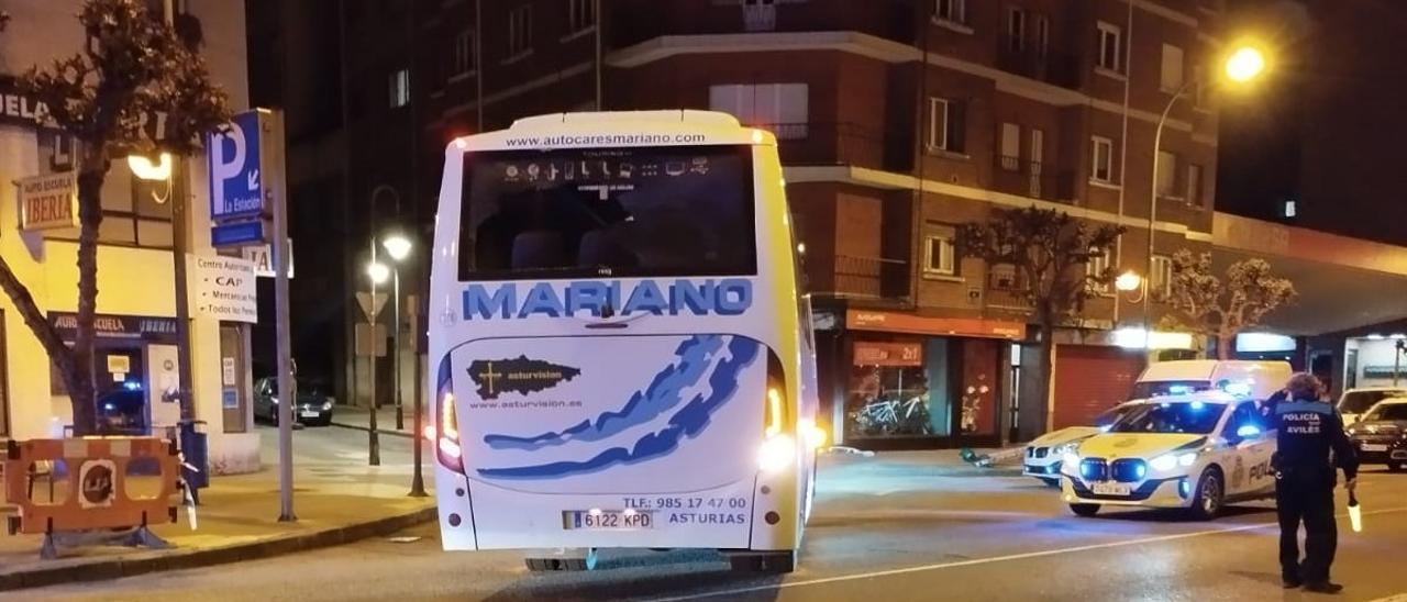 El autobús que alunizó la madrugada del domingo al lunes en Avilés.