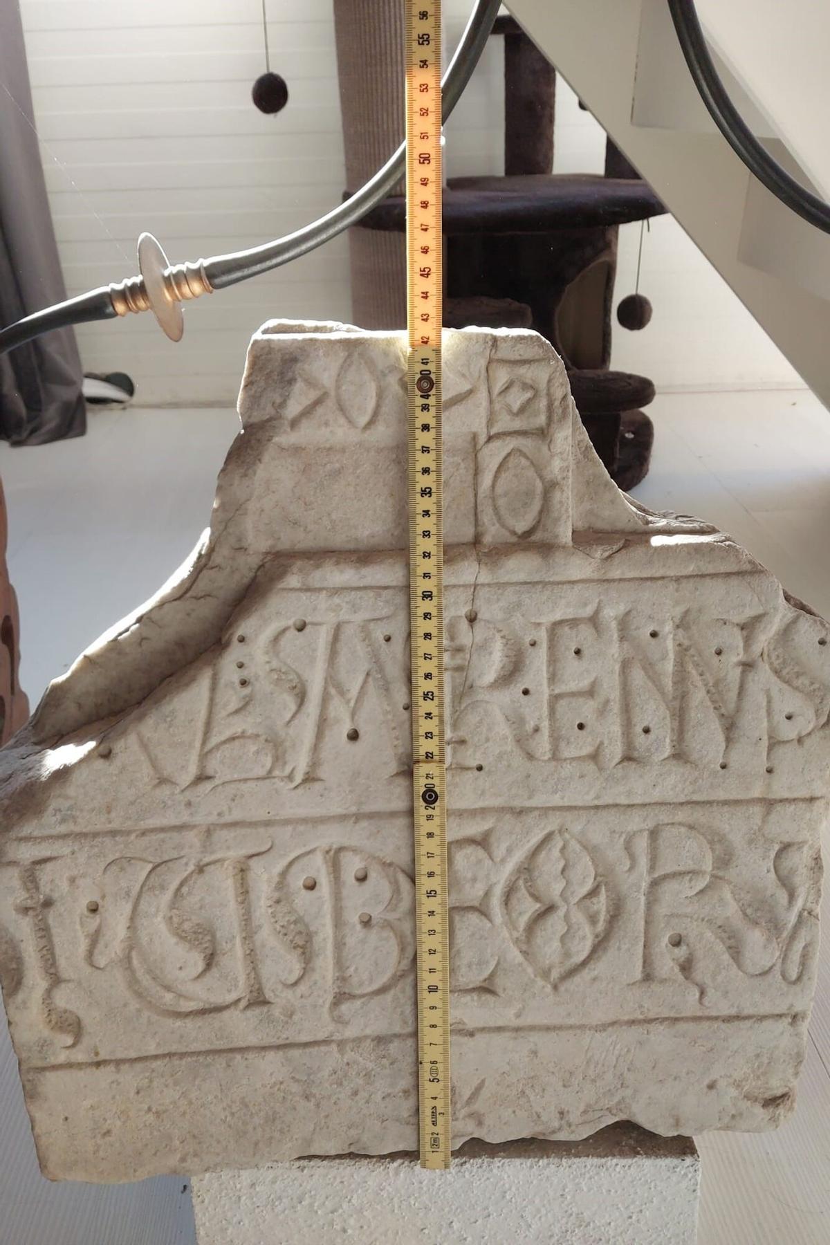 Un fragment de marbre amb inscripció, datat al segle XII, atribuït al Mestre de Cabestany