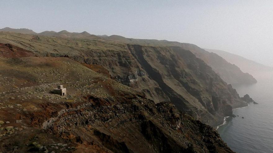 El alojamiento más singular de Canarias: una casa sobre un acantilado de El Hierro donde solo se puede reservar por carta