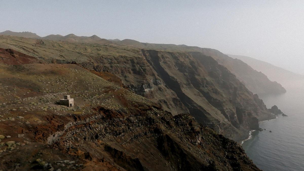 La Casa del Elevador, colgada sobre un acantilado en el sur de la isla de El Hierro, el alojamiento más singular de Canarias.