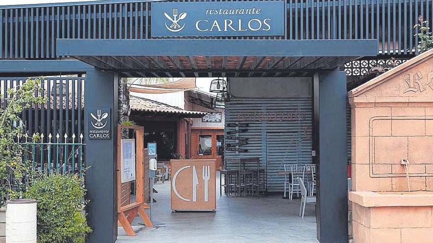 Entrada a las espaciosas y cuidadas instalaciones del restaurante Carlos, en el campo de Elche.