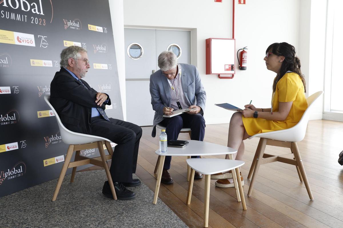 Paul Robin Krugman (iz.), Martí Saballs (centro) y Lara Graña (dcha.), durante la entrevista.
