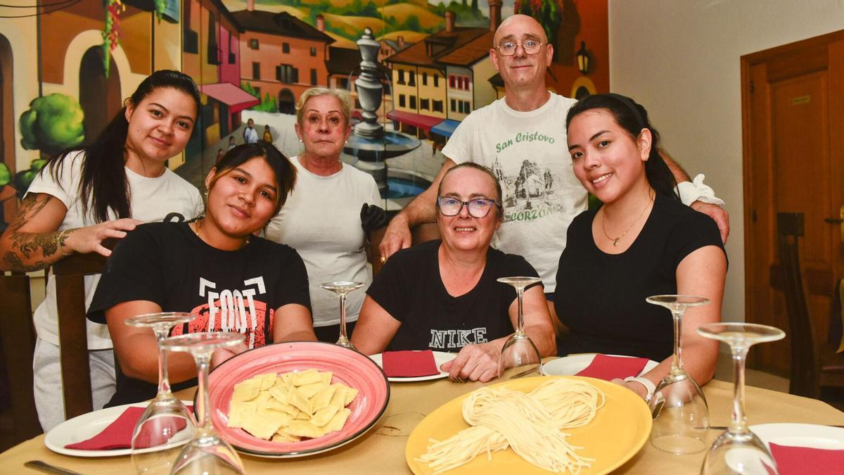 El equipo de este restaurante italiano de A Coruña, con la cocinera Ana Esperante en el centro.