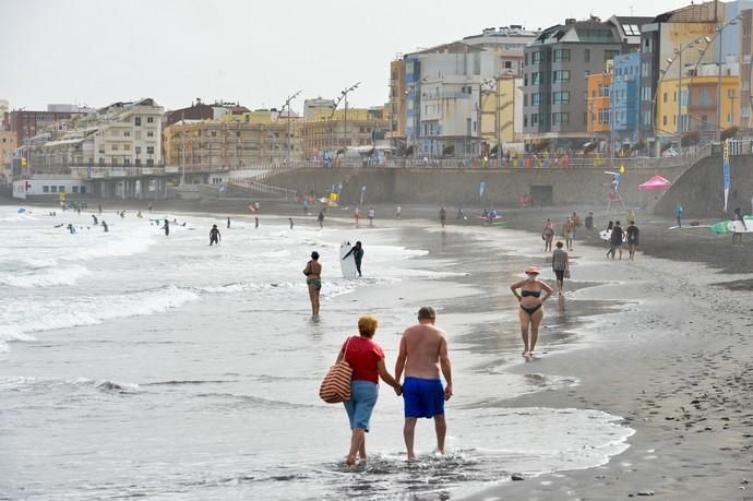 28-08-2020 LAS PALMAS DE GRAN CANARIA. Playa de Las Canteras.  La Policía Local intensifica los controles por las nuevas normativa anti covid. Fotógrafo: ANDRES CRUZ  | 28/08/2020 | Fotógrafo: Andrés Cruz