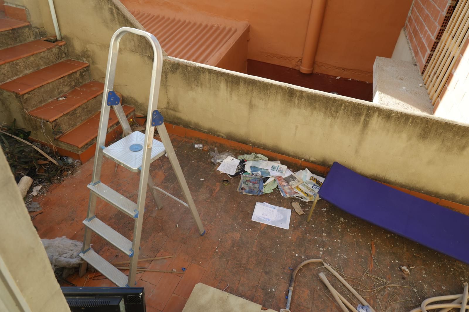 Más de 300 personas acuden a desokupar una vivienda en Castellar con fuerte presencia de la Guardia Civil