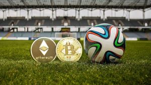 Representación de dos criptomonedas junto a un balón oficial de Adidas, en el césped de un campo de fútbol.
