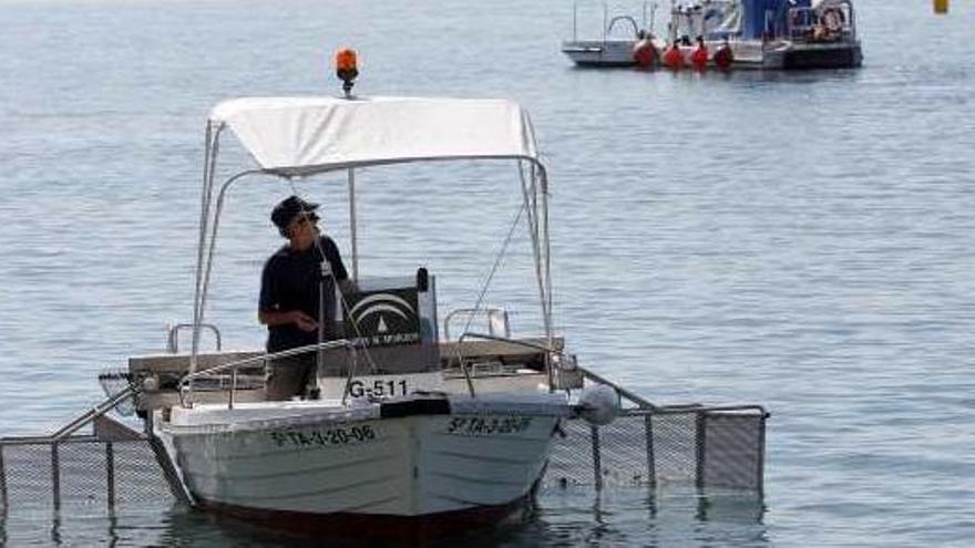 Uno de los barcos dedicados a la limpieza del mar.