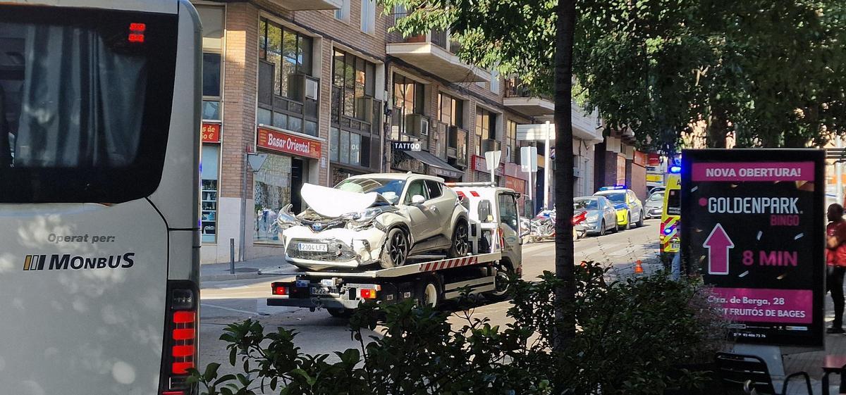 La grua s'endú el cotxe implicat en l'accident, amb el morro xafat