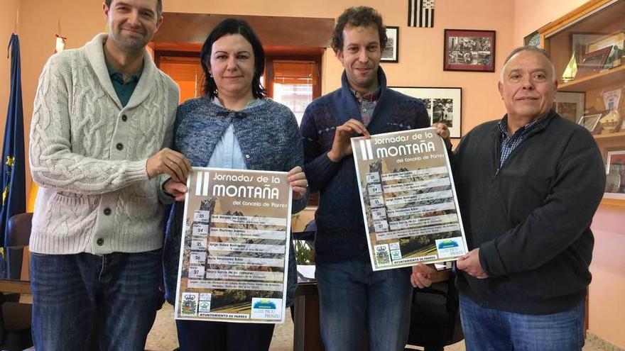 Juan Antonio Pérez (concejal de Deportes), María López (alcaldesa en funciones), Alberto González (presidente del grupo de montaña Picu Pienzu) y Pedro Llera (tesorero), durante la presentación en Arriondas.