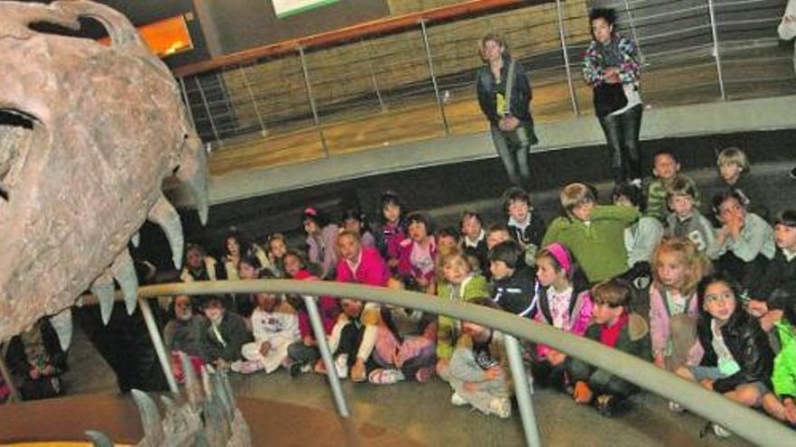 Un grupo de niños, ayer, en el Museo del Jurásico de Asturias, en Colunga.