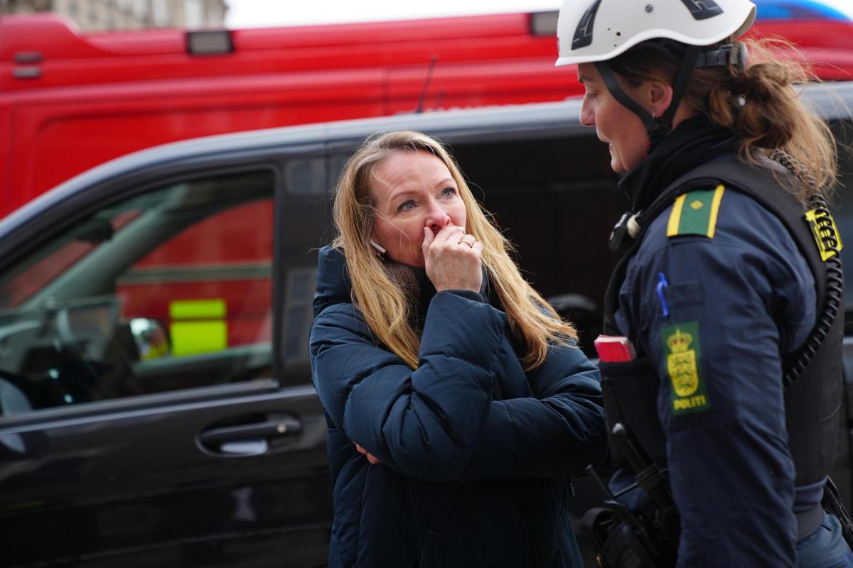 El fuego devora el edificio de la Bolsa de Copenhague