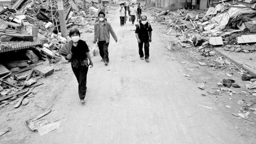 Un grupo de personas abandona la ciudad de Chenjiaba tras la última réplica del terremoto que arrasó el suroeste de China.