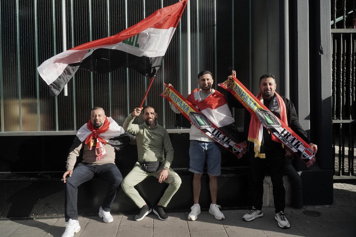 Aficionados de Irak en los aledaños de Riazor