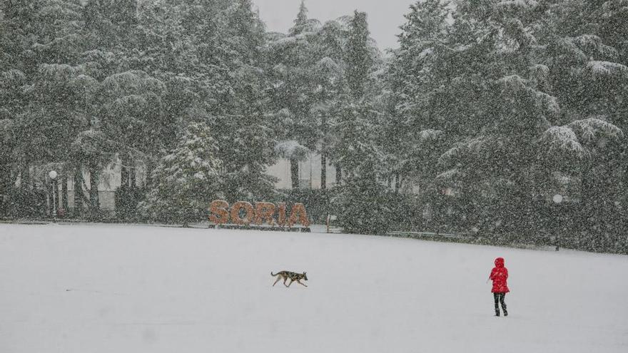 Una niña juega en la nieve ayer en Soria.