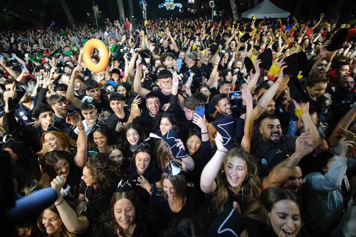 Pasión festera en el primer acto de los Moros y Cristianos de Petrer. Pasión festera en el primer acto de los Moros y Cristianos de Petrer.