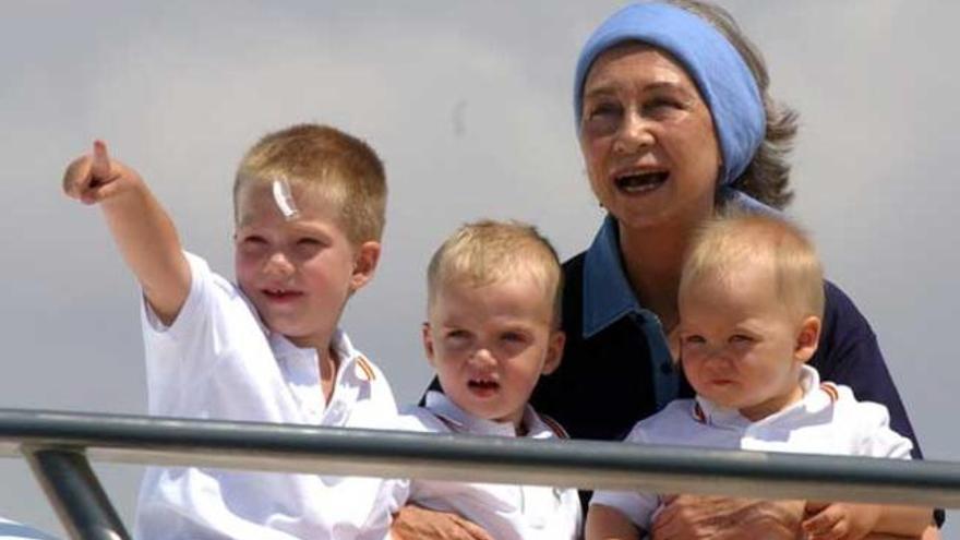 La Reina, junto a sus nietos en el Fortuna.