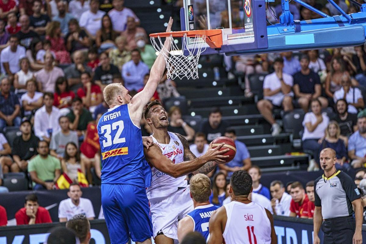 Willy arrancó la anotación española a pesar de los esfuerzos de Hillnasson por frenarle