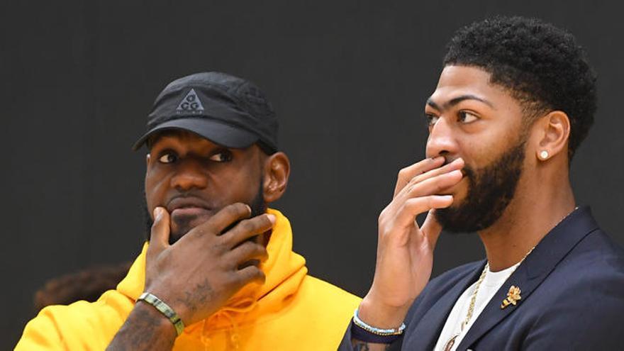 LeBron James y Anthony Davis.