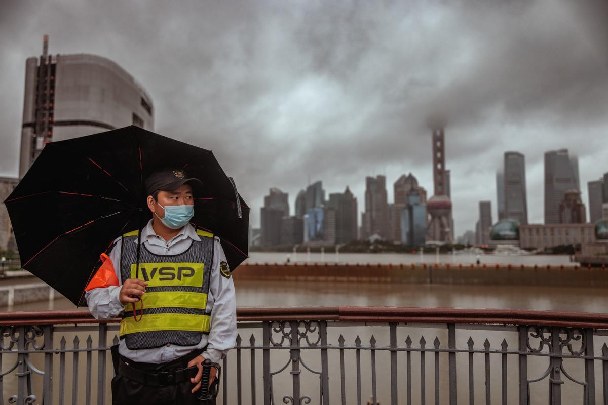 Shanghai (China), 14/09/2022.- A security guard stands on a bridge during a rainy day as typhoon Muifa is expected to make landfall, in Shanghai, China, 14 September 2022. Chinese authorities issued a red alert in the eastern province of Zhejiang as typhoon Muifa was expected to make landfall on the east coast. Shanghai city grounded all flights from Pudong and Hongqiao airports, halted port operations, closed metro stations and limited speed for ground trains. Ningbo, Taizhou, and Zhoushan city were ordered to suspend classes for the day as the typhoon is expected to move northwest after making landfall. EFE/EPA/ALEX PLAVEVSKI