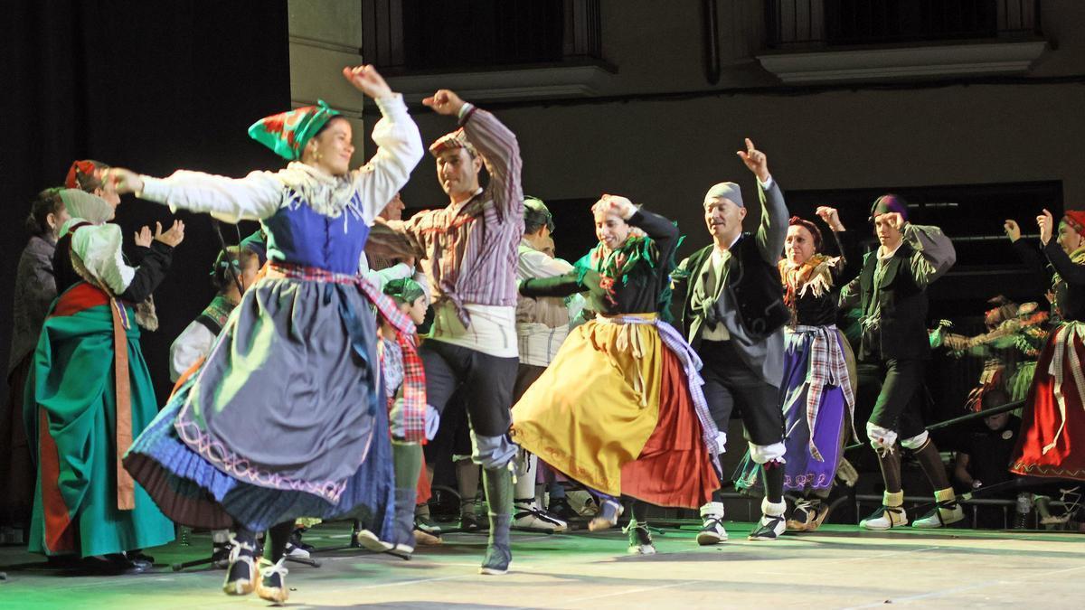 L’Agrupación Folklórica Santa Cecilia d’Osca va exhibir un repertori de balls tradicionals de la província