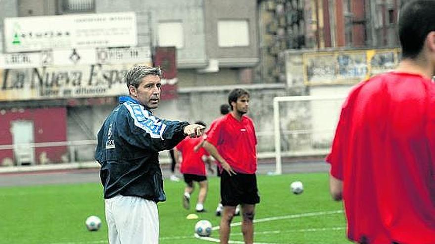 Paco dirige un entrenamiento del Caudal en el Hermanos Antuña.