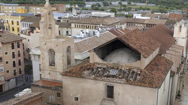 El sostre de l’església Santa Catalina, a Alzira, parcialment arrencat pel temporal. | AGUSTÍ PERALES IBORRA