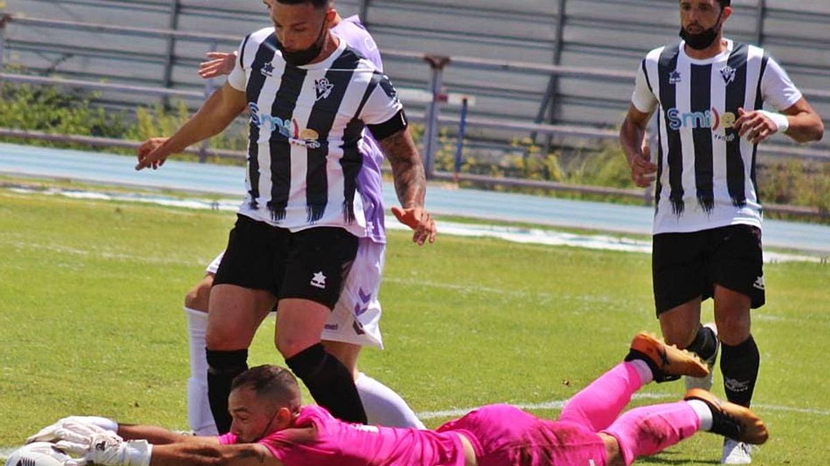 El guardameta bagañete Chicho fue uno de los mejores de su equipo en el partido de ida, en el Francisco Peraza.