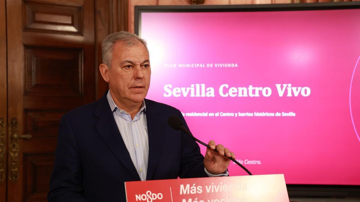 El alcalde de Sevilla, José Luis Sanz, durante la presentación del Plan Sevilla Centro Vivo en el Ayuntamiento.